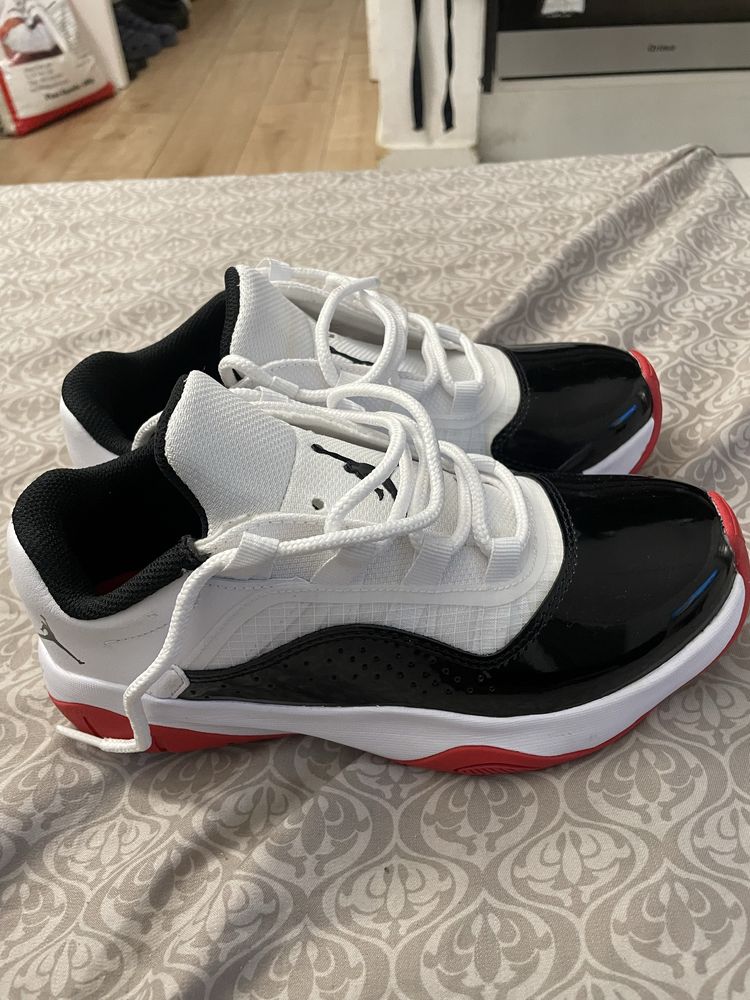 Tennis novinhos , usados uma vez apenas , marca jordan