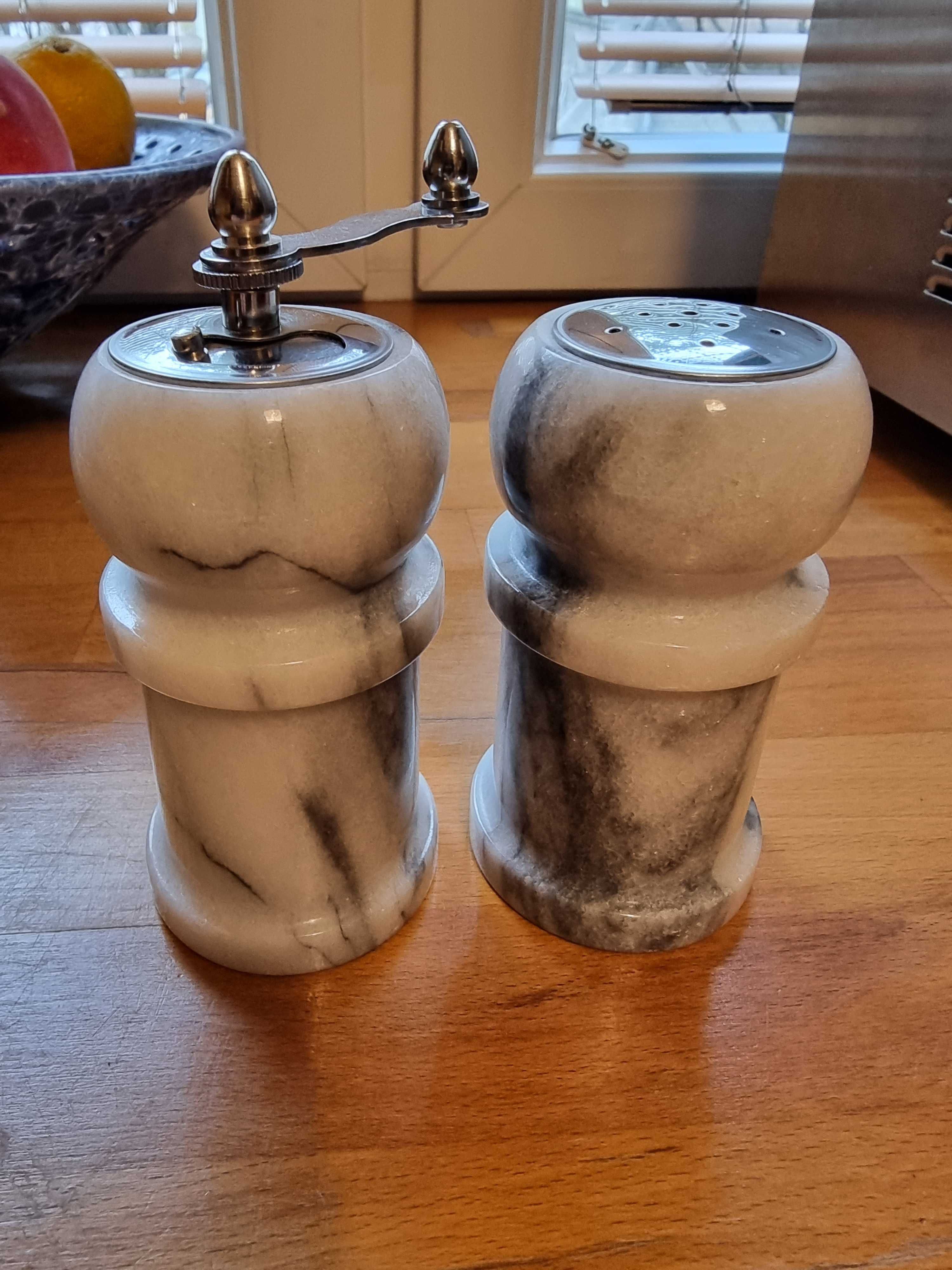 Młynek i solniczka (marmur Carrara) z Włoch