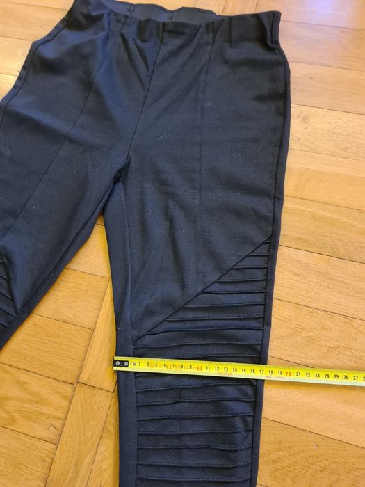 Czarne legginsy Avon rozmiar S, przeszycia na kolanach