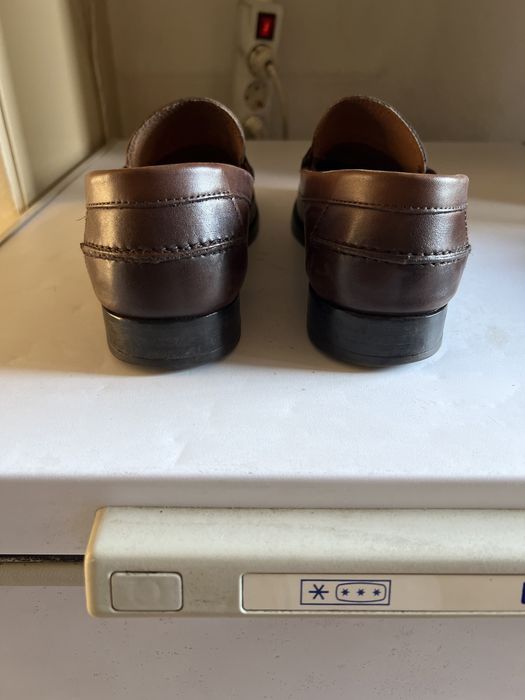 Sapatos de pele genuina