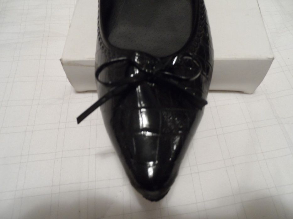 Sapatos pretos com lacinho fino (Novos)