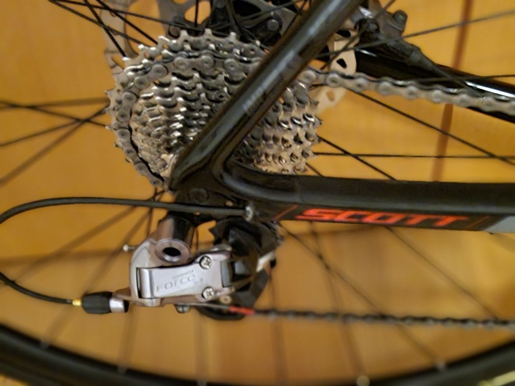 BICICLETA Scott Addict TODA em carbono. Revisada.