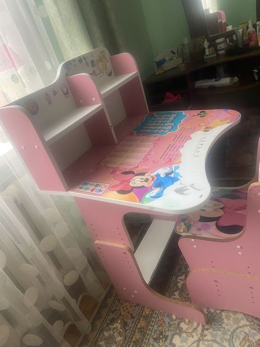 Дитячий столик для дівчинки