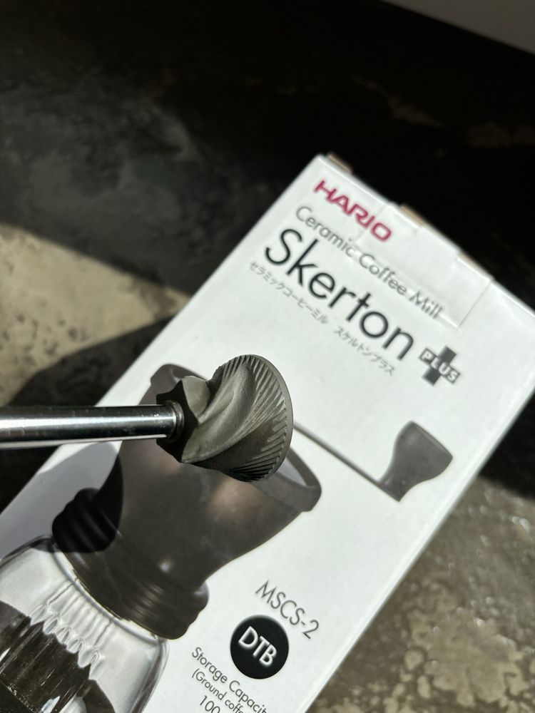 Młynek ręczny do kawy HARIO Skerton PLUS wersja New and Improved