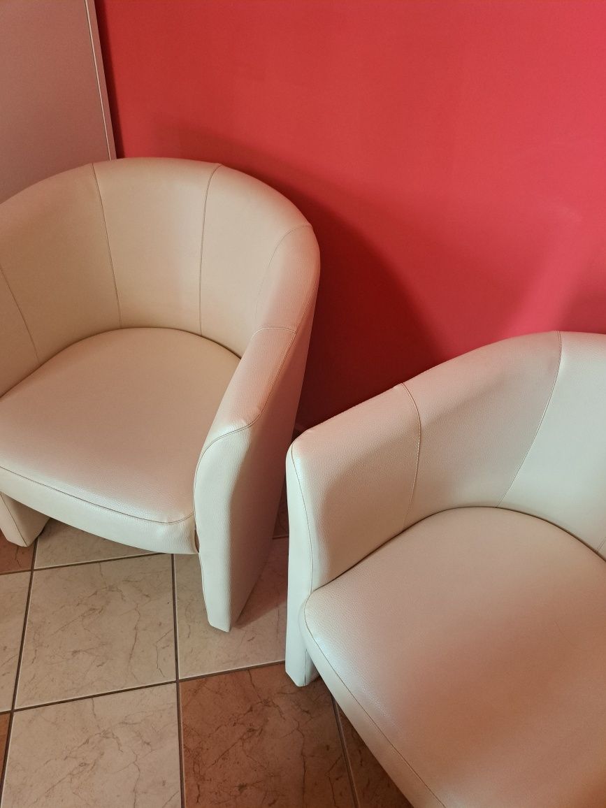 Dwa zgrabne fotele z ecoskóry