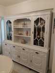 Móvel com cristaleira vintage em branco