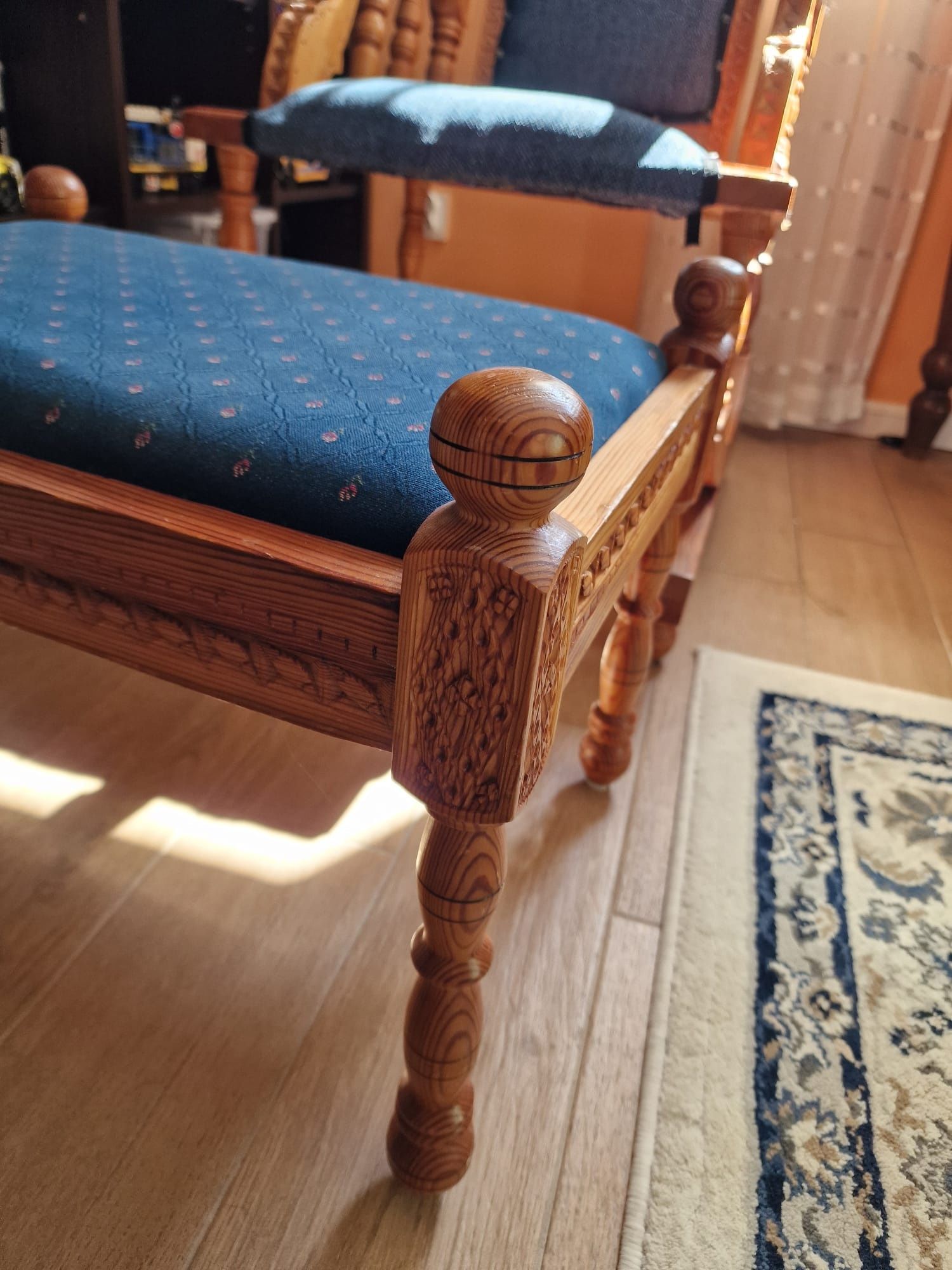 Fotel na biegunach z podnóżkiem