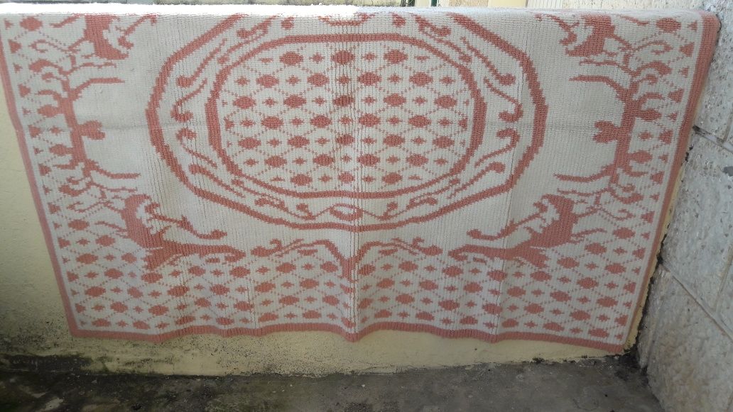 Carpete  cor rosa de lã  feita em tear  manual