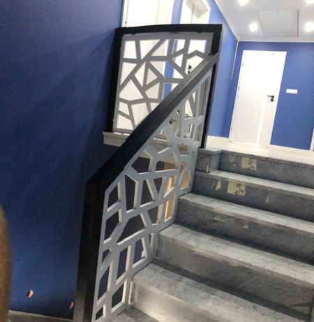 Balustrada ażurowa zabudowa klatki schodowej pochwyt schody pomiar