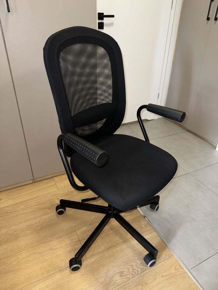 czarne krzesło biurowe ikea FLINTAN