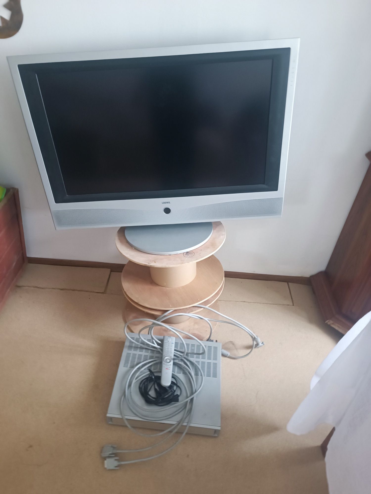 Telewizor na chodzie za quatropak.
