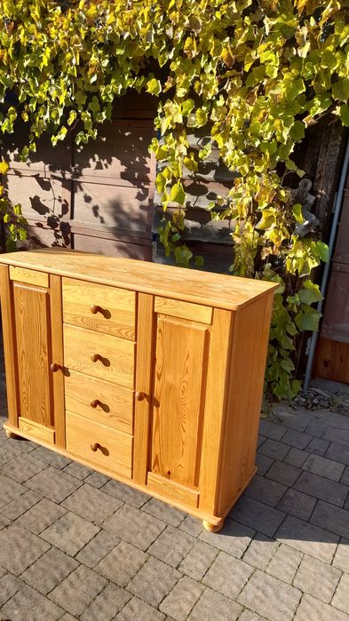 Komoda z litego drewna sosnowego – solidna, naturalna i pojemna