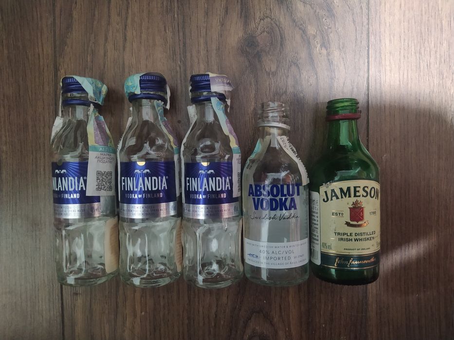 миниатюрные бутылки из под Finlandia Absolut Jameson