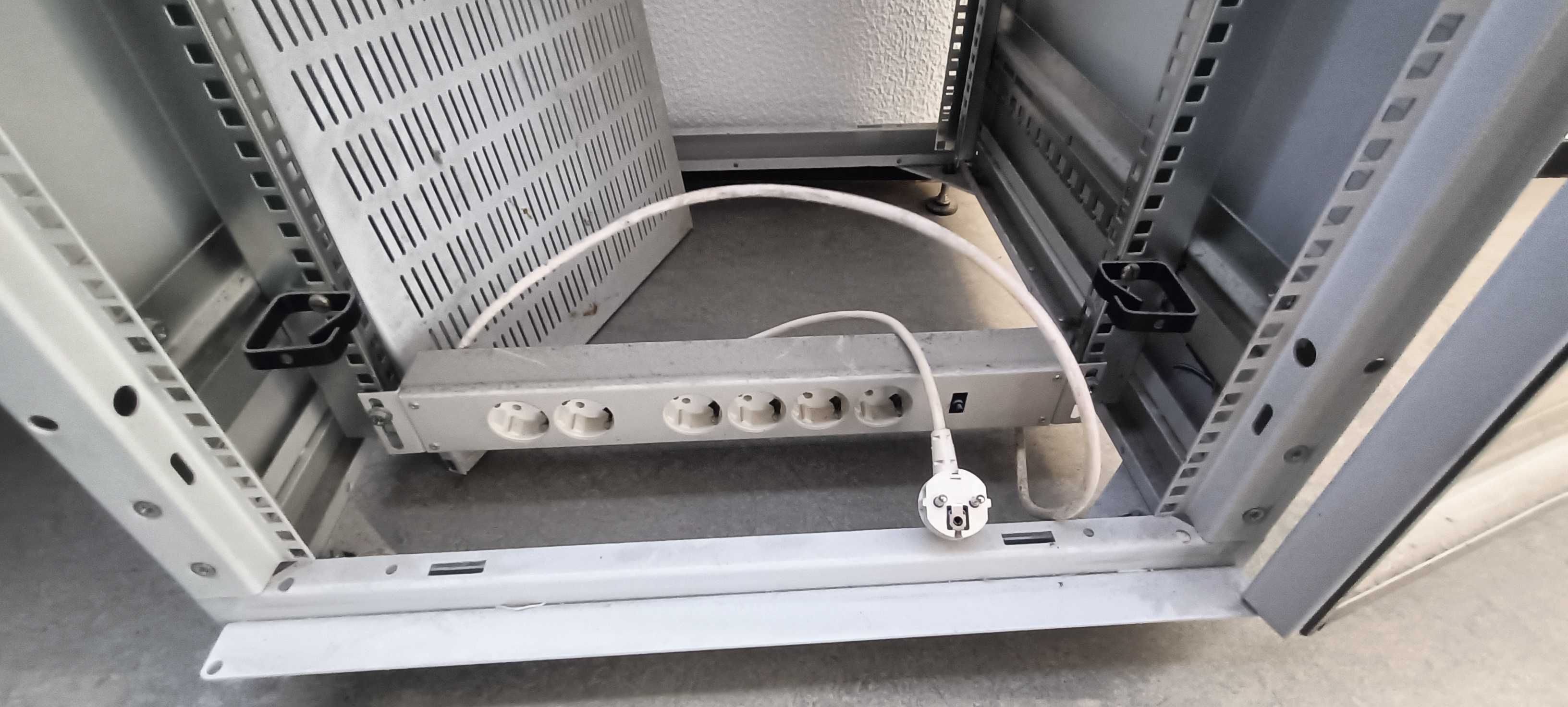 Bastidor informático metálico com portas amovíveis - negociável