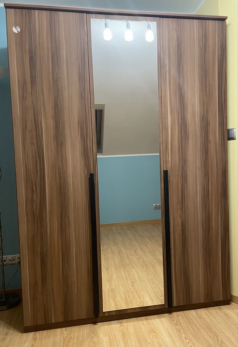 Szafa z lustrem na ubrania i wieszaki