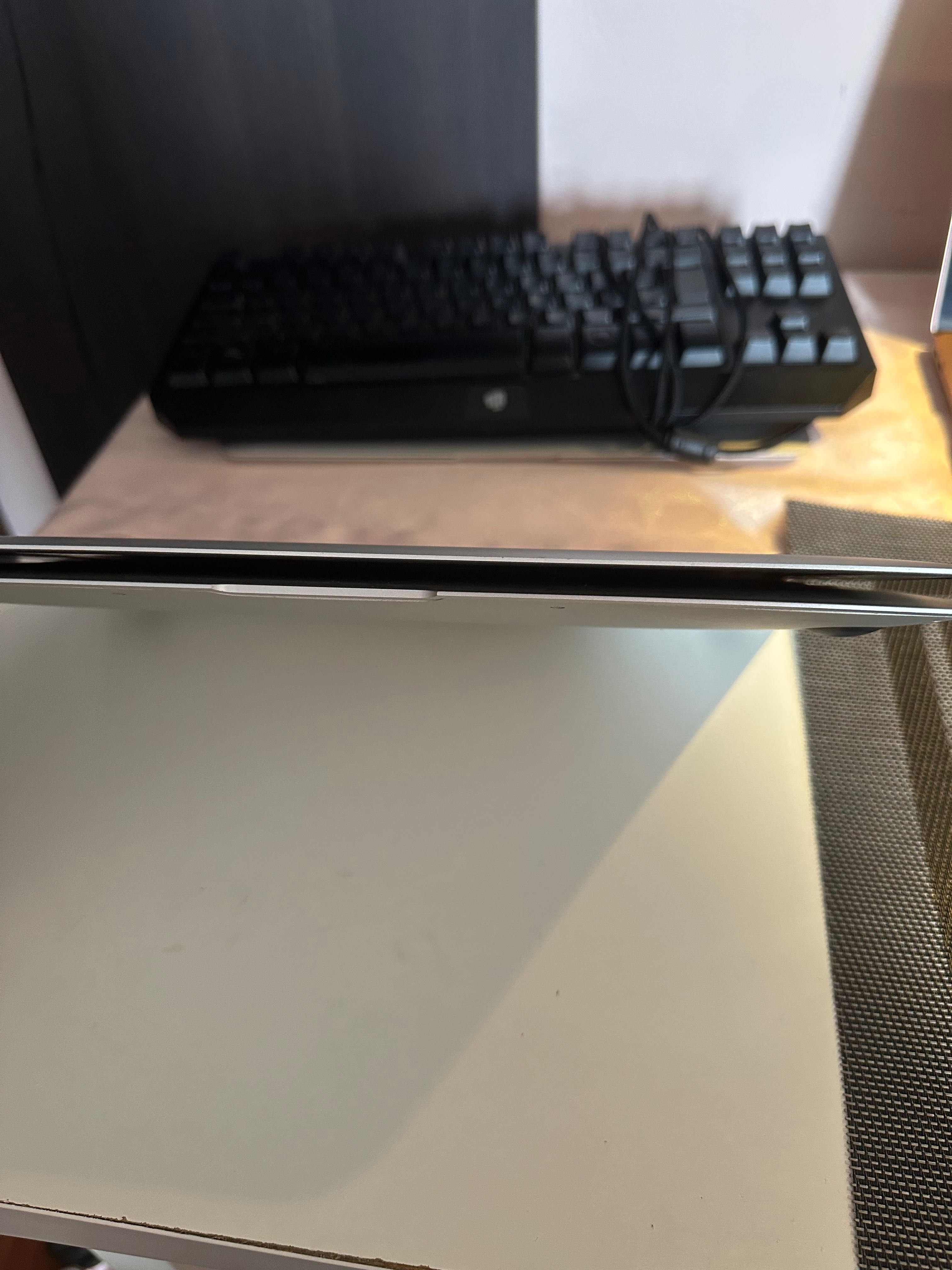 MacBook Air 11 srebrny laptop z ładowarką