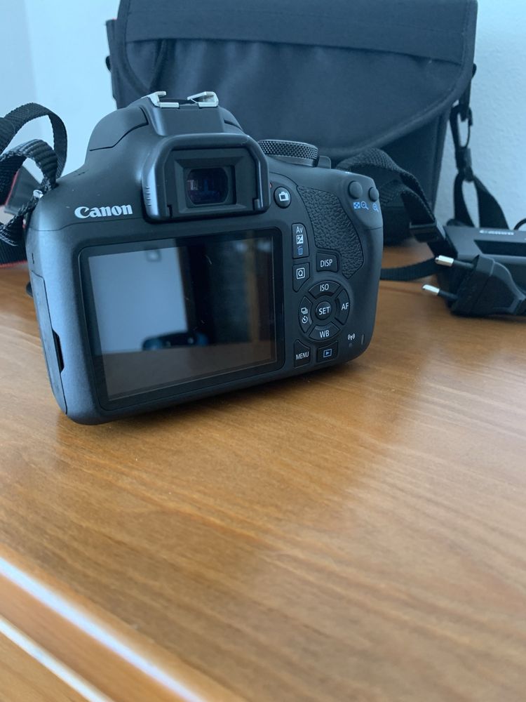 Máquina fotográfica Canon 2000D