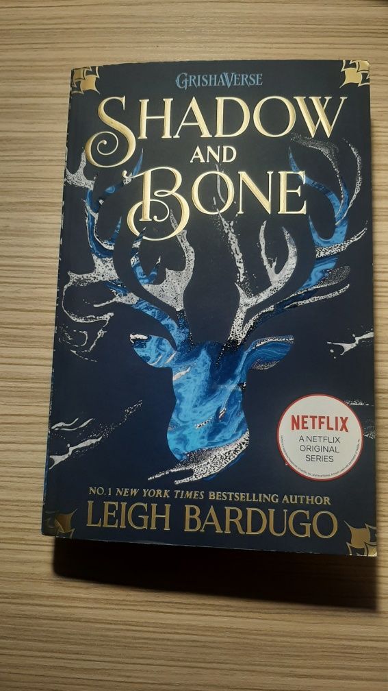 Книга "Shadow and Bone" Лі Бардуґо