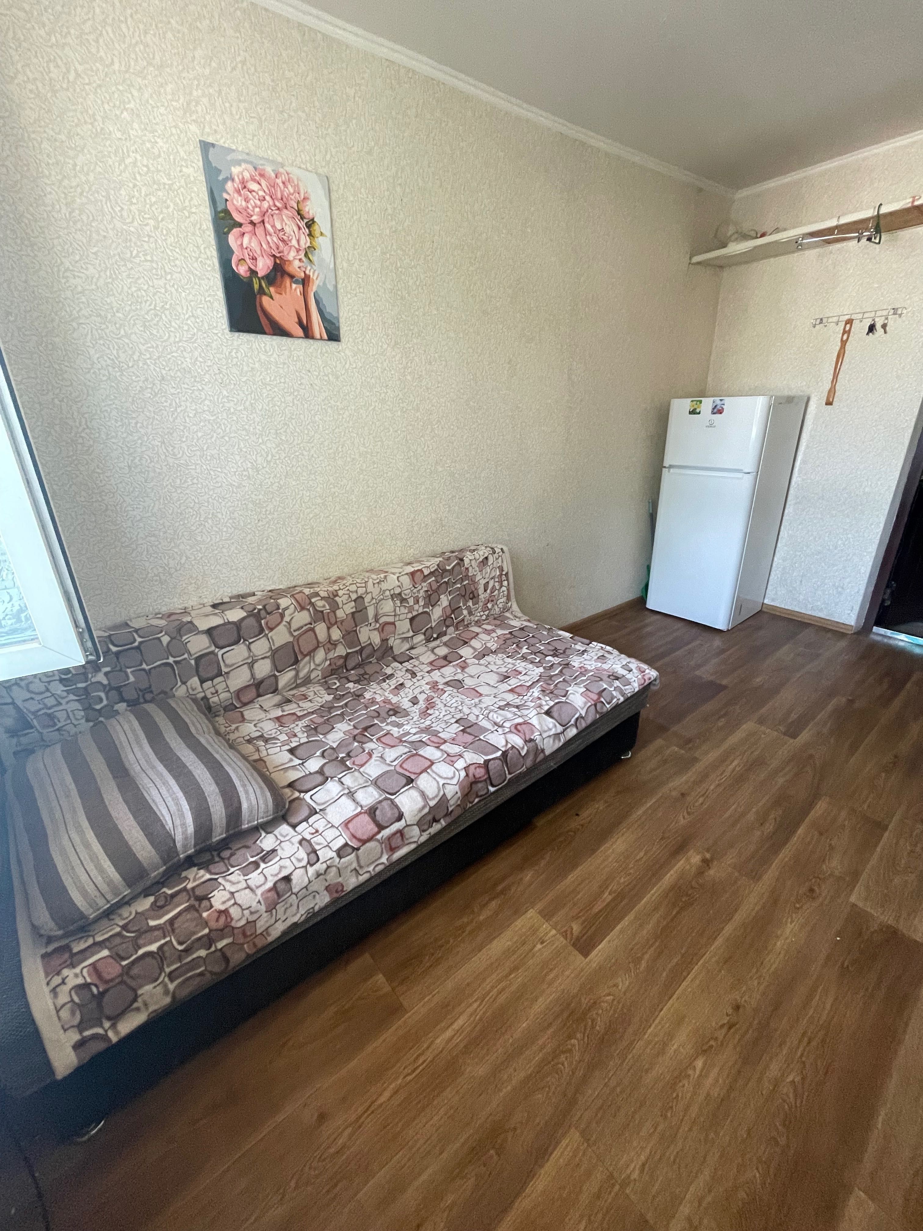Продам комнату в семейном общежитии, Радостная 19, Дом Мебели