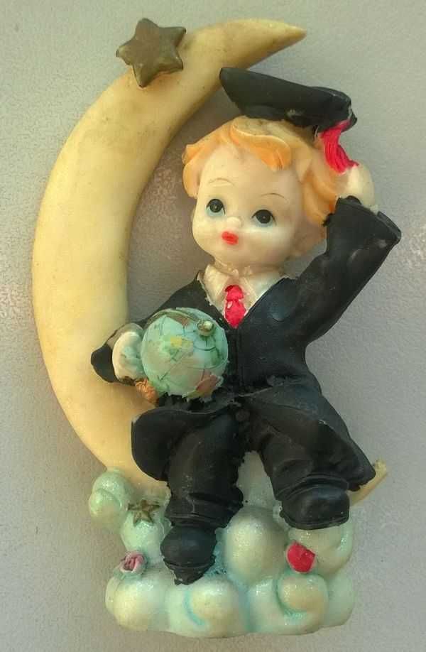 Figurka Chłopczyk student na księżycu z globusem w ręce 10cm