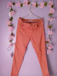 Różowe spodnie rurki