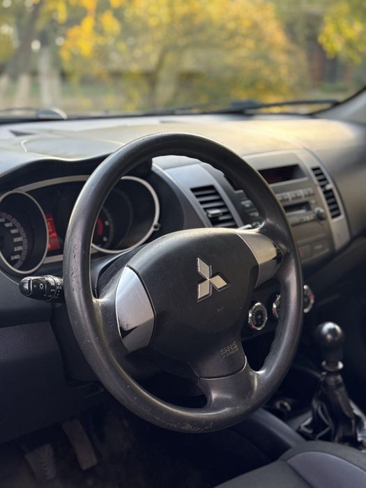 Mitsubishi Outlander 2011 ГОД 2.0 дизель полный привод