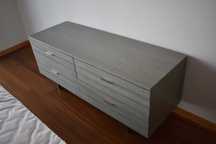Comoda / mesa de apoio cinza