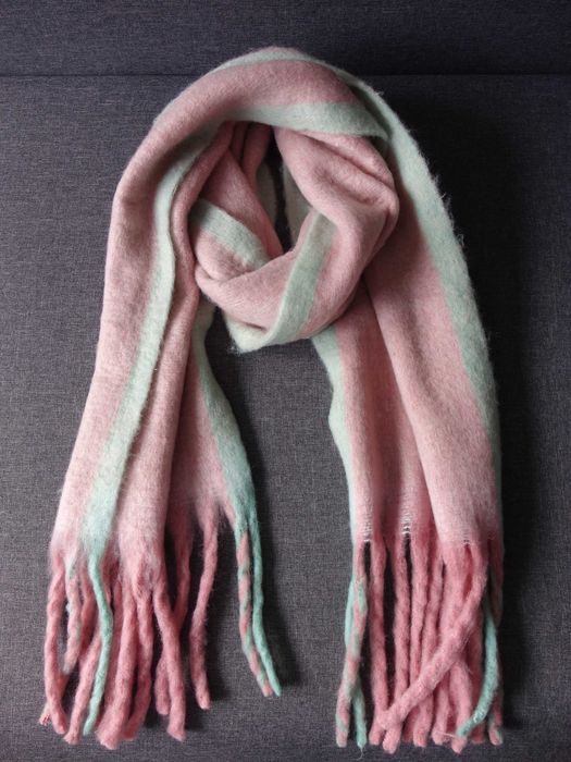 Kolorowy szal zimowy