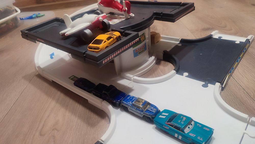 Ігрова дорога з машинками аеропорт Wader Польща від 1 року олх доставк