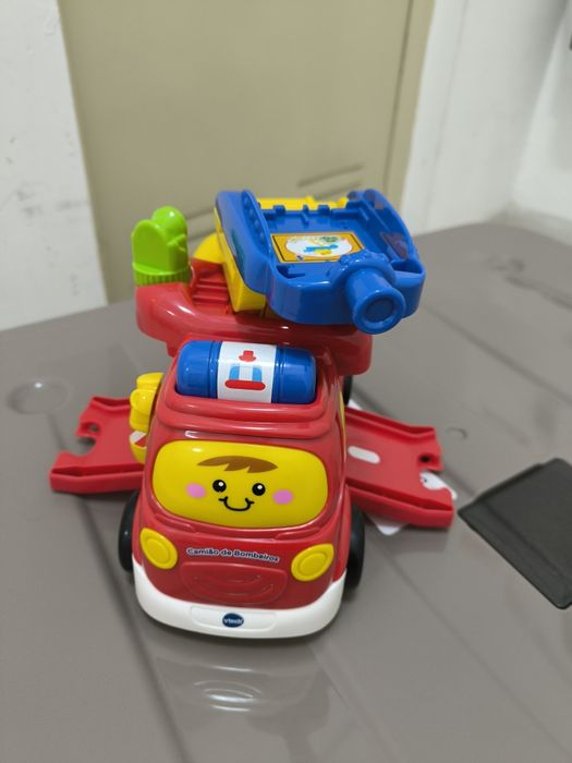 Vendo carro dos bombeiros com uma ambulância