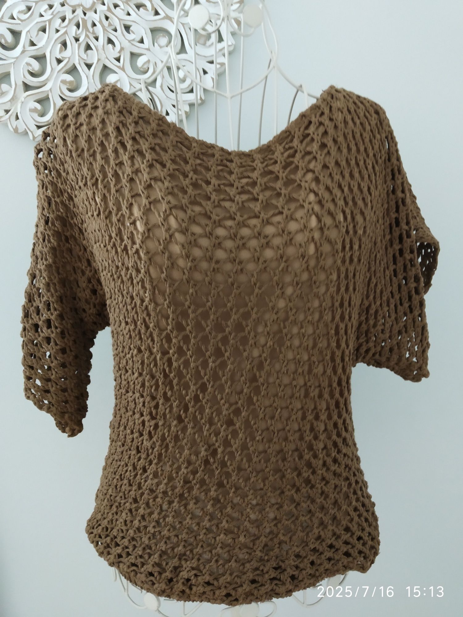 Blusa castanha em crochê, da marca Zara