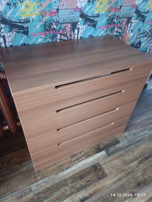 Комод без ручок.