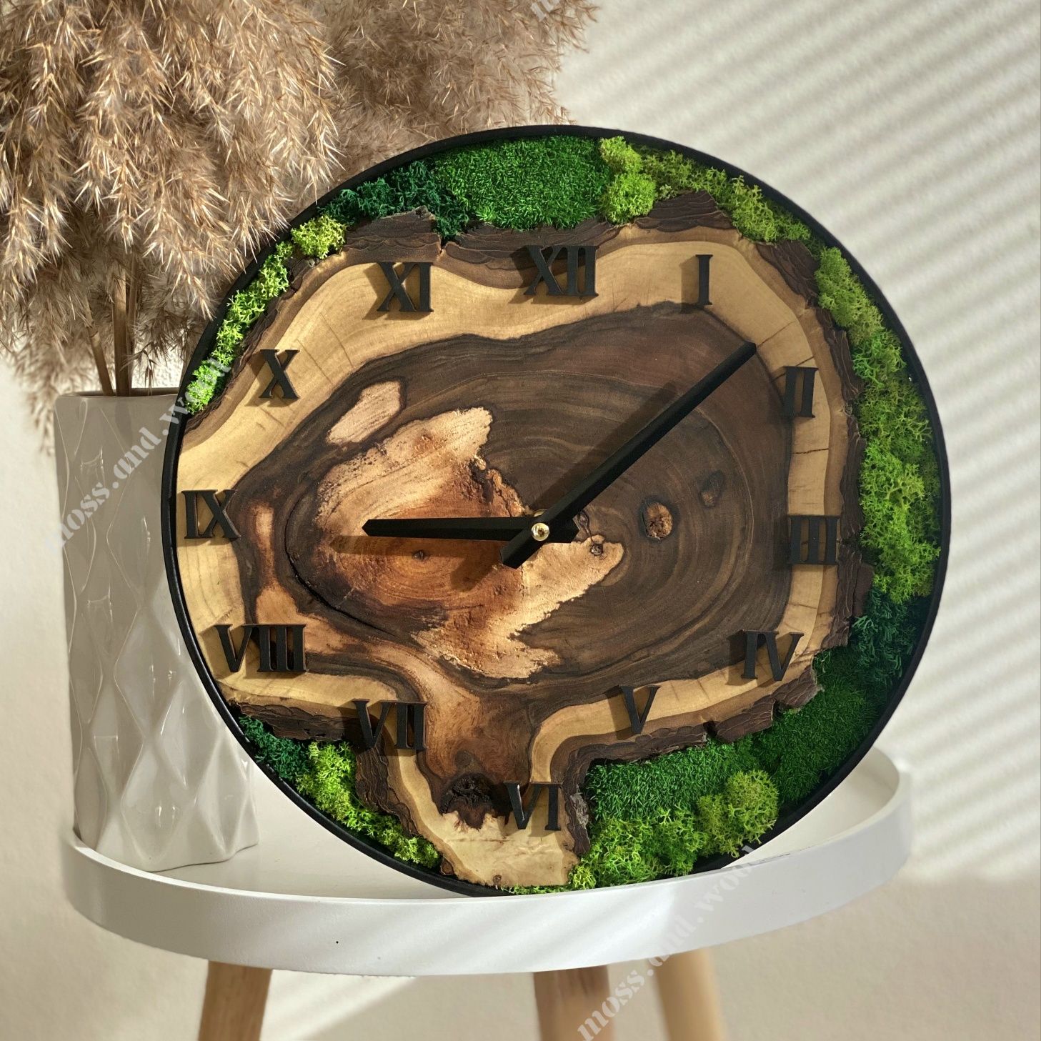 Часы со  стабилизированным мхом и спилом дерева