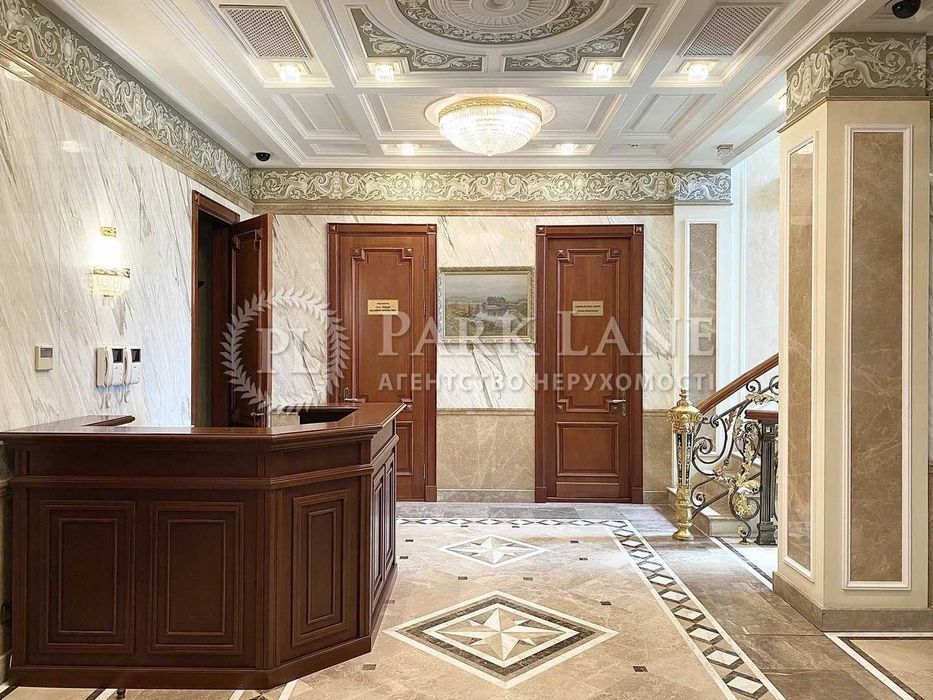 Продам маєток в центрі міста, вул. Володимирська 49б
