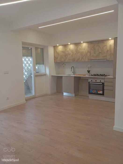 Apartamento T2 Remodelado no Coração de Almada — Elegância, Luz e Cent