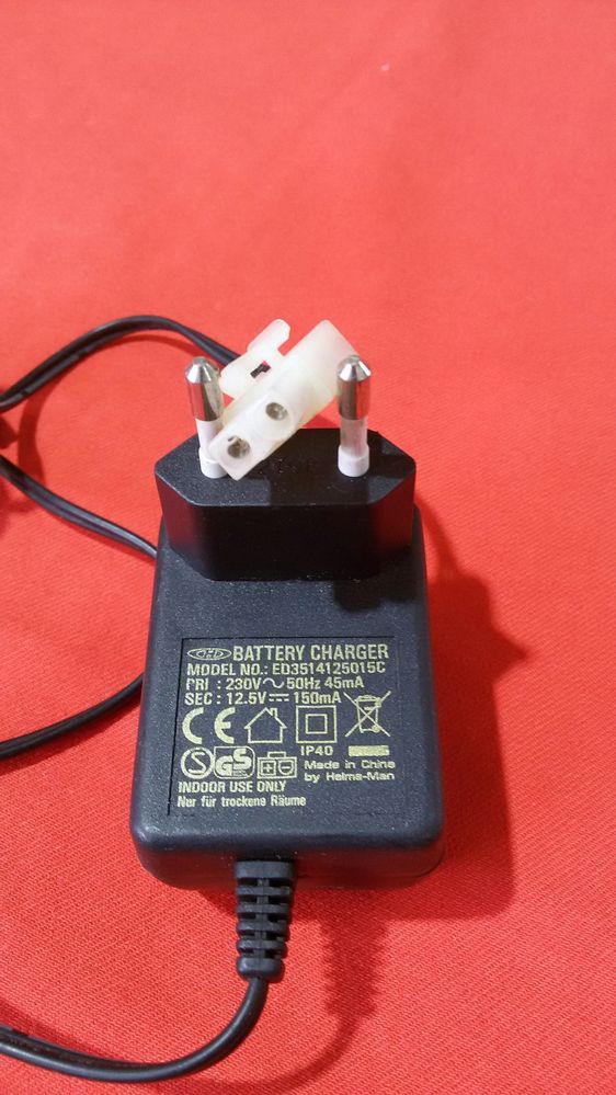 Carregador de Bateria 12,5 V.