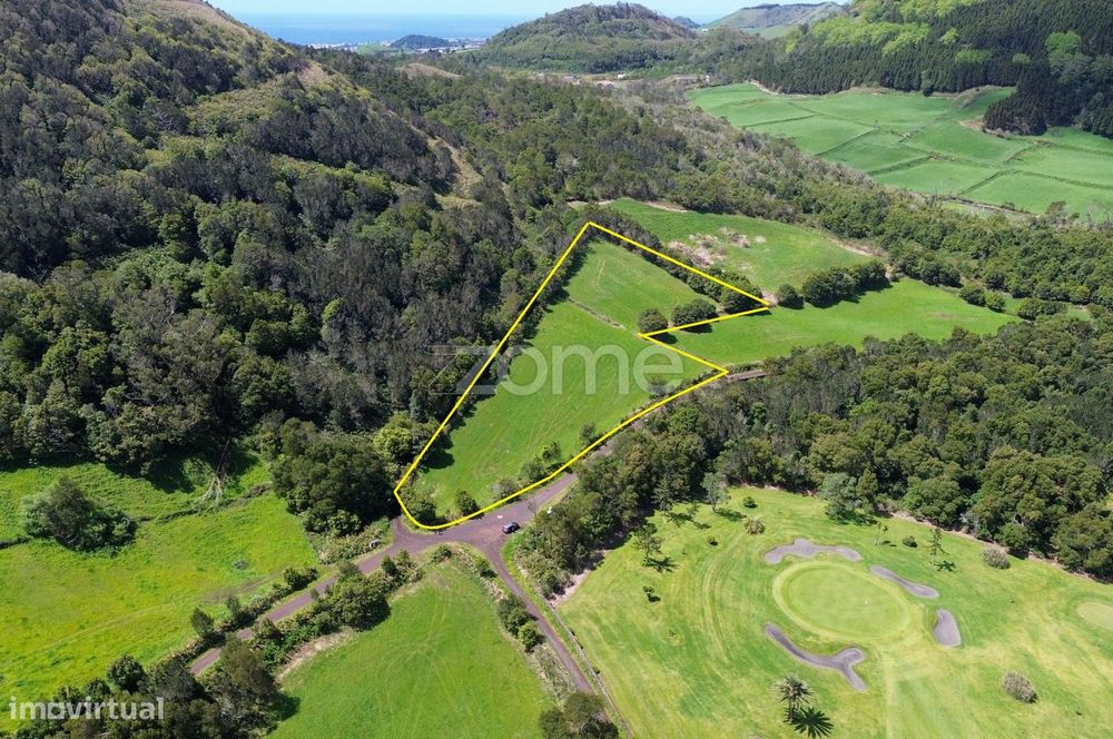 Terreno Agrícola com Vista Panorâmica – Pico da Pedra e Batalha