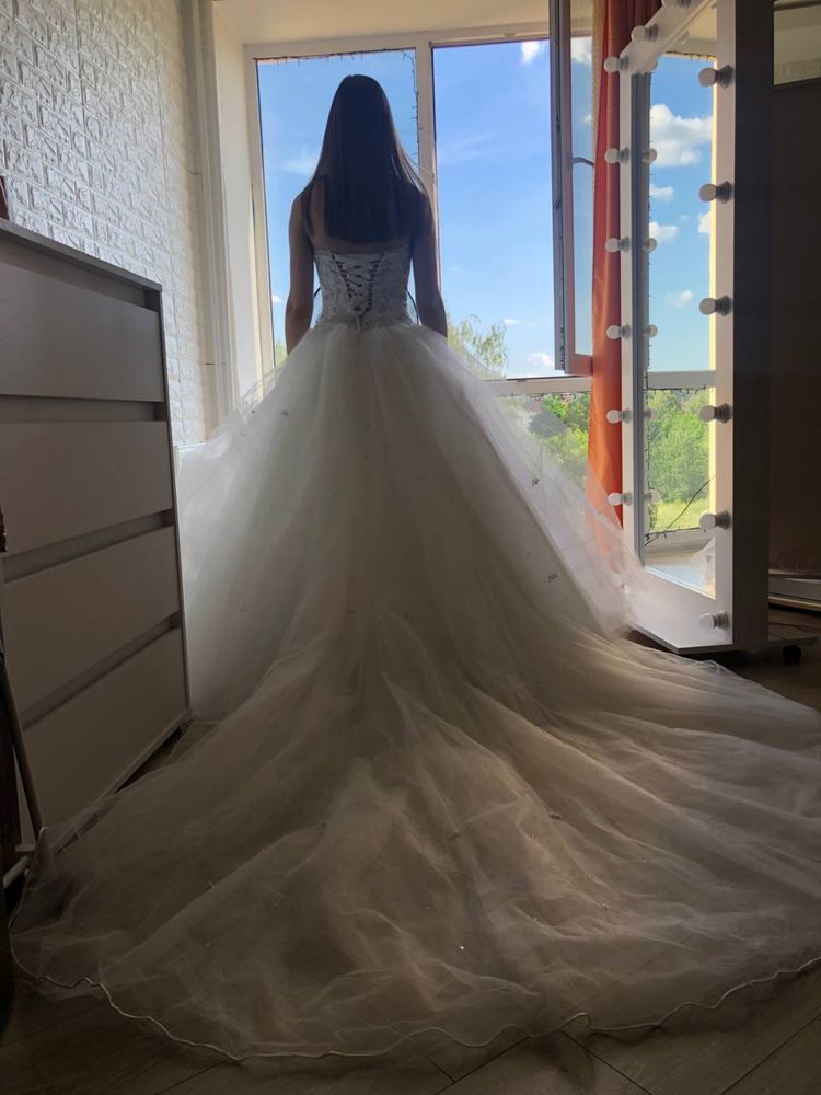 Дизайнерська весільна сукня