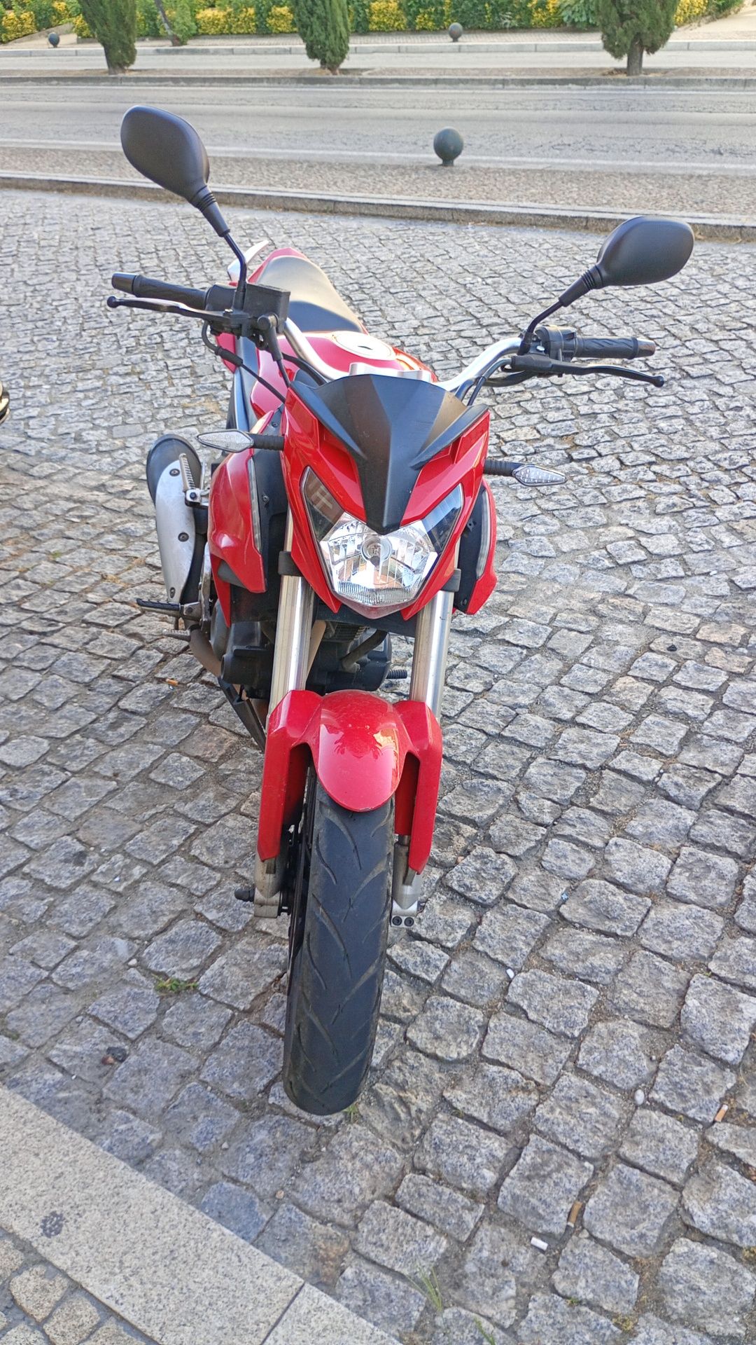 Mota 125cc vermelha