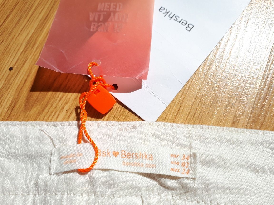 Шорти жіночі котонові нові Bershka мереживом айворі білі