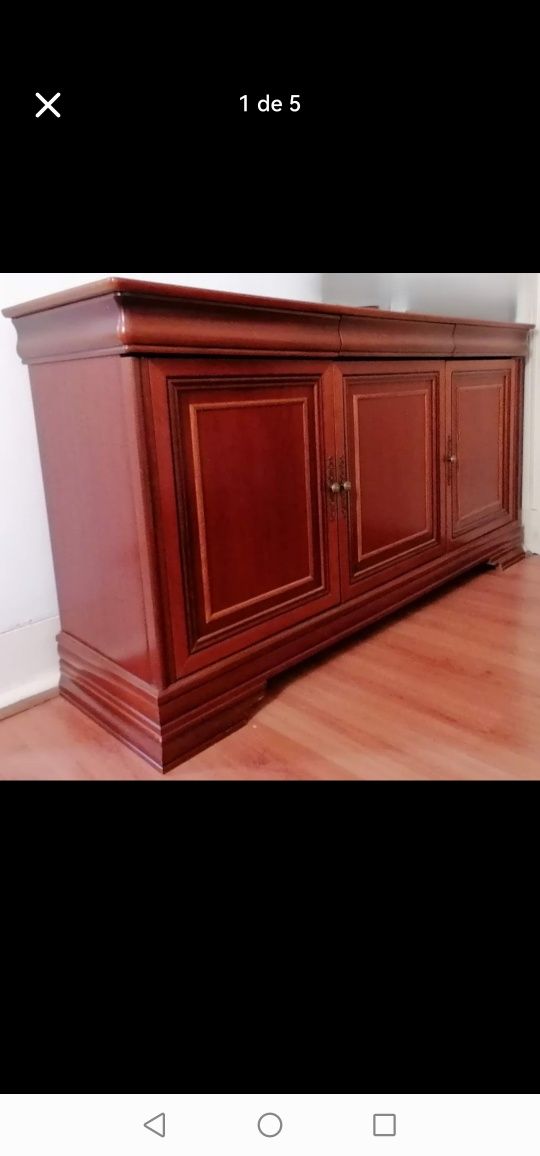 Móvel de sala com três portas e três gavetas