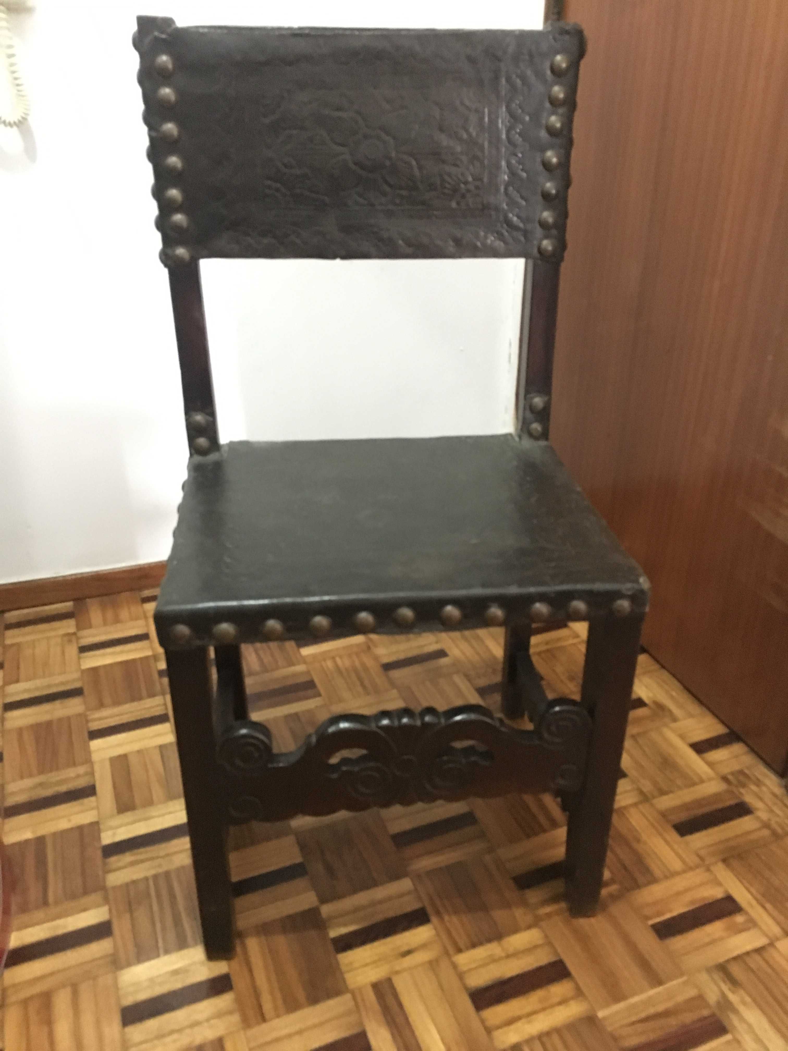 Cadeira Antiga - Séc. XV - Couro Lavrado e Pináculos