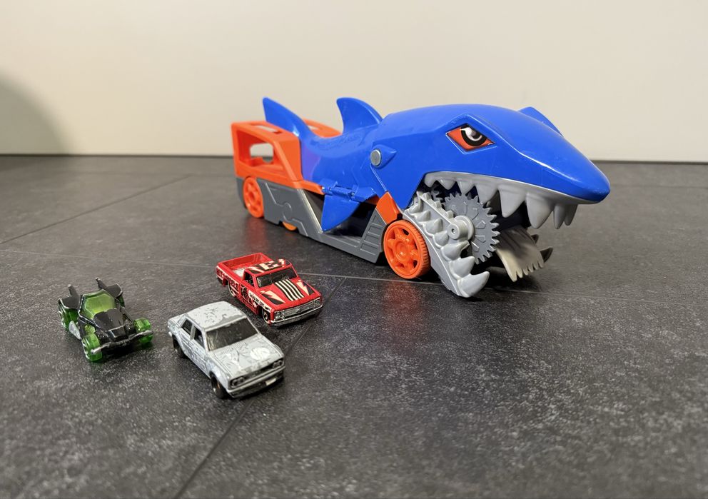 Вантажівка-транспортер Hot Wheels+ 6 фірмових машинок hot wheels