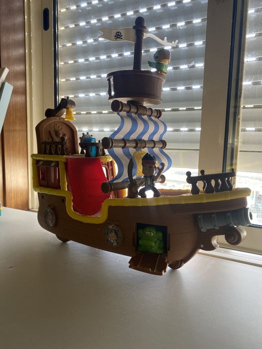 Barco pirata com figuras piratas