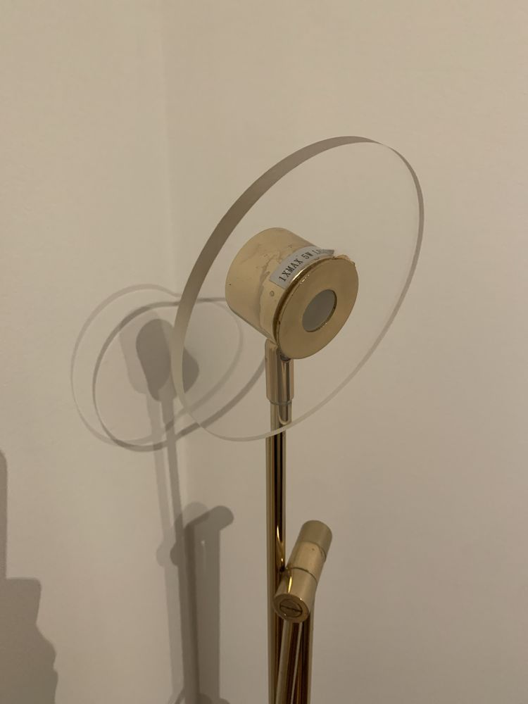 candeeiro de pé alto dourado