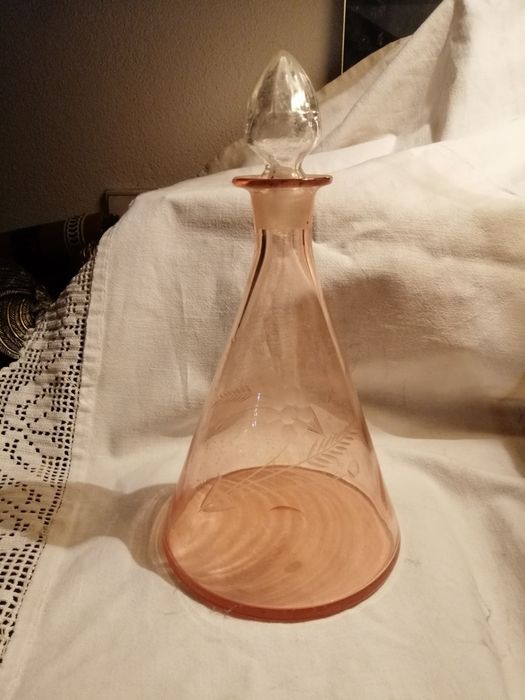 Garrafa lapidada rosa.