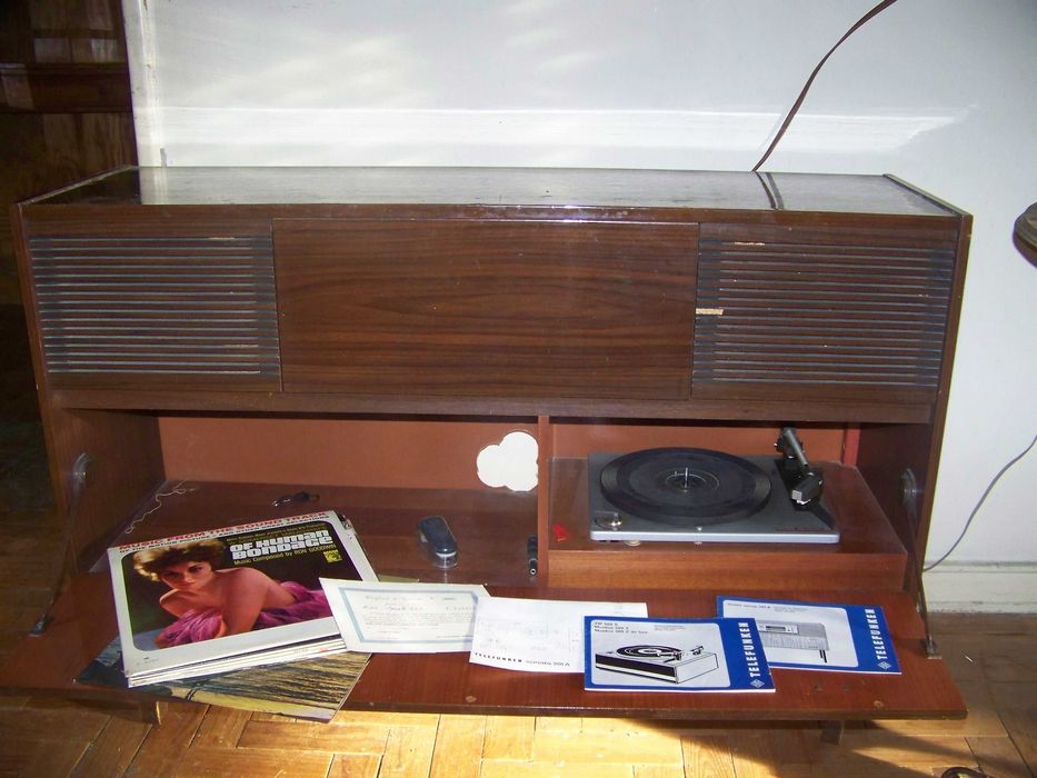 rádio e giradiscos telefunken em móvel de madeira