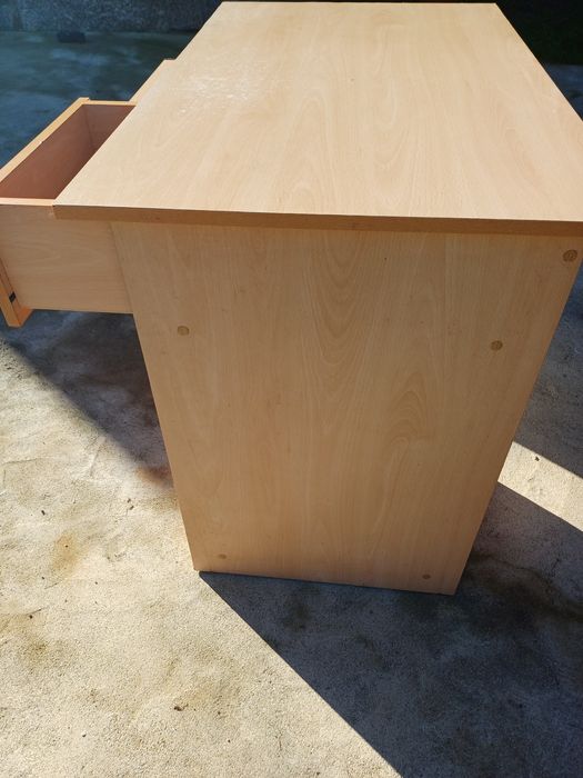 Secretária em  bom estado