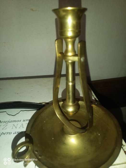 Castiçal fora do volgar tanto da para mesa como dá para parede