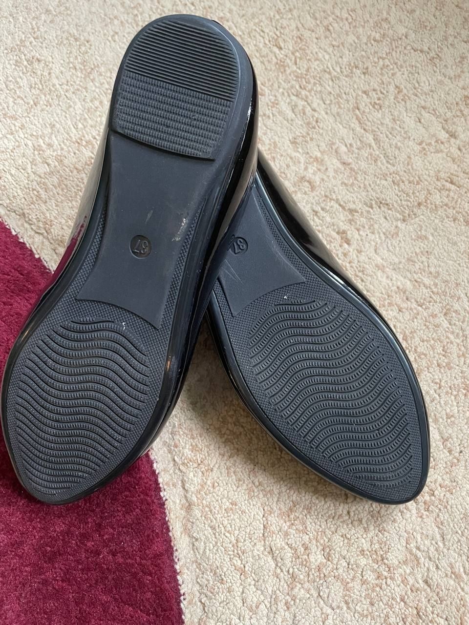 Лакові чорні туфлі